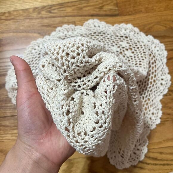 Vintage table doiley crocher big 26" Diameter - Picture 4 of 7